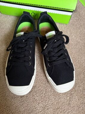 Cariuma OCA low black canvas sneakers